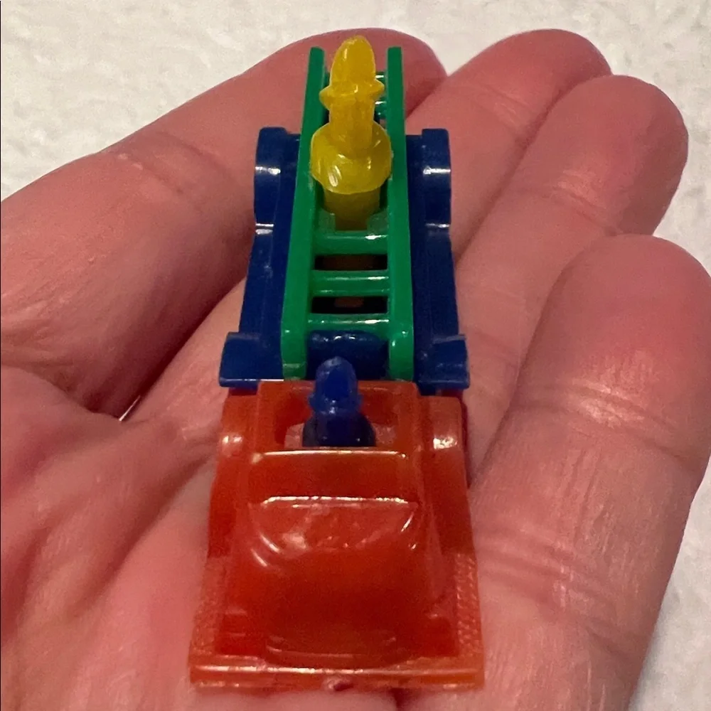 VINTAGE Lionel Fire Engine PUZZLE PLASTIC KEY CHAIN KEYCHAIN RING